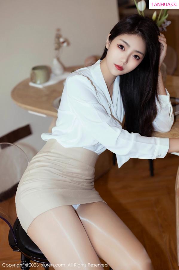 可乐Vicky  [XiuRen]高清写真图 2023.03.24 No.6465 可乐Vicky 短裙美腿第11张图片